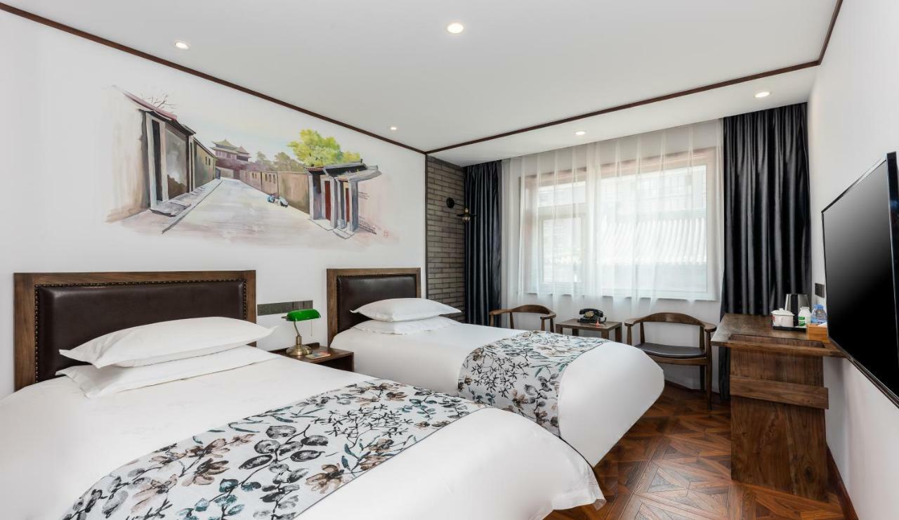 Nostalgia Hotel Near Prince Gong'S Mansion- Beihai Park, Tian'Anmen Square, Nanluoguxiang Hutong, Huguosi Hutong Snack Street, 5 Minutes Walk Away From Ping'Anli Subway Station, Free Ice Cream And Laundry Service,English Communication Well بكين المظهر الخارجي الصورة
